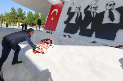 CHP Genel Başkanı Özgür Özel Küçük ve Denktaş'ın anıt mezarlarına ziyaret etti