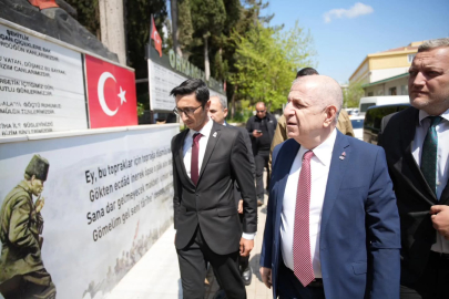 Zafer Partisi Genel Başkanı Ümit Özdağ Orhangazi Garnizon Şehitliğini ziyaret etti.