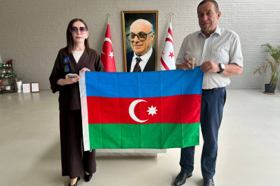 Azerbaycanlı gazeteci Aganisa Sultan, Kurucu Cumhurbaşkanı Rauf Raif Denktaş'ın kabrine, Karabağ'dan toprak getirdi.